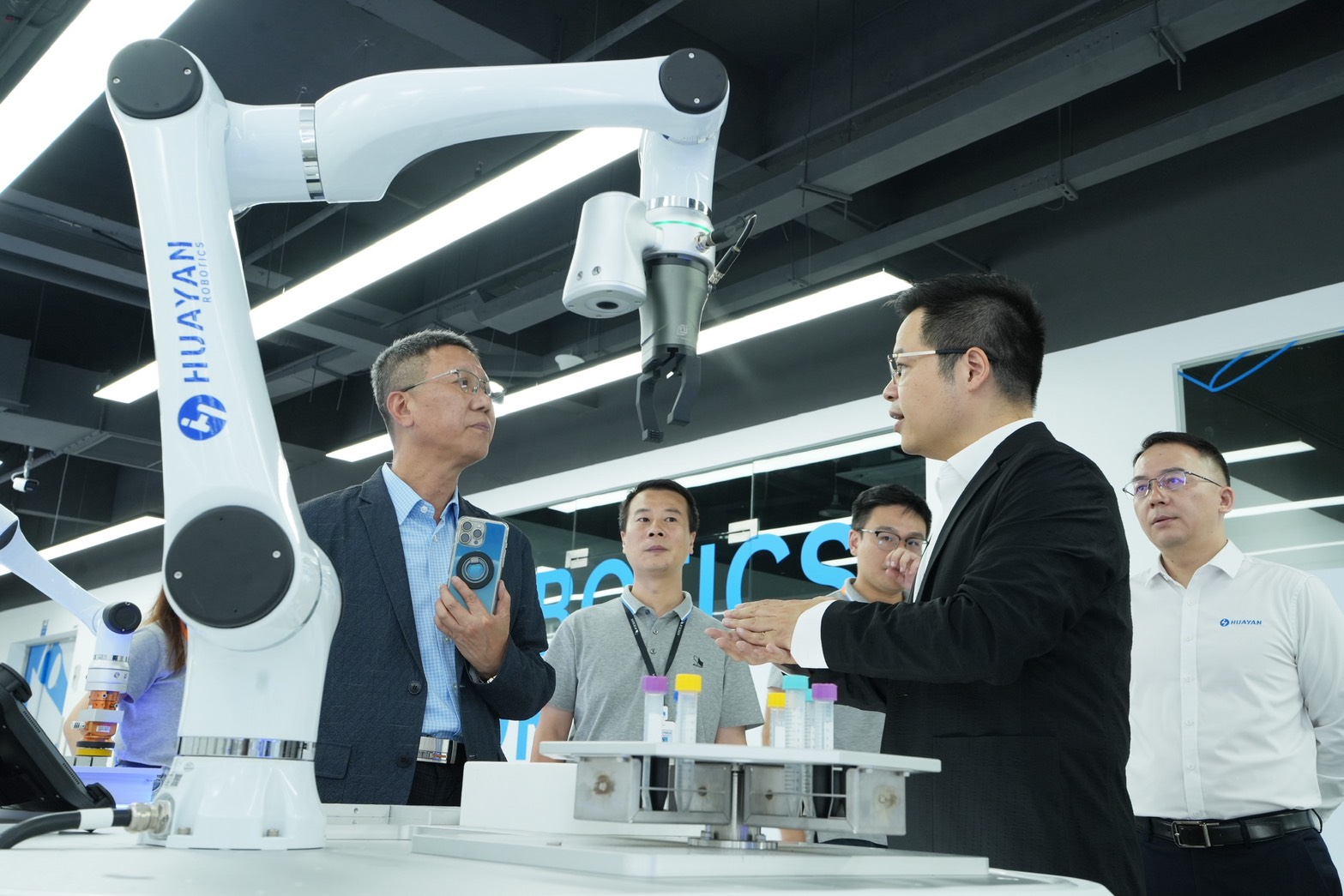In-depth exchange on collaborative robots and key component integration
